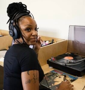 A artista Mynda Guevara, representante do rap e da força feminina na música lusófona.