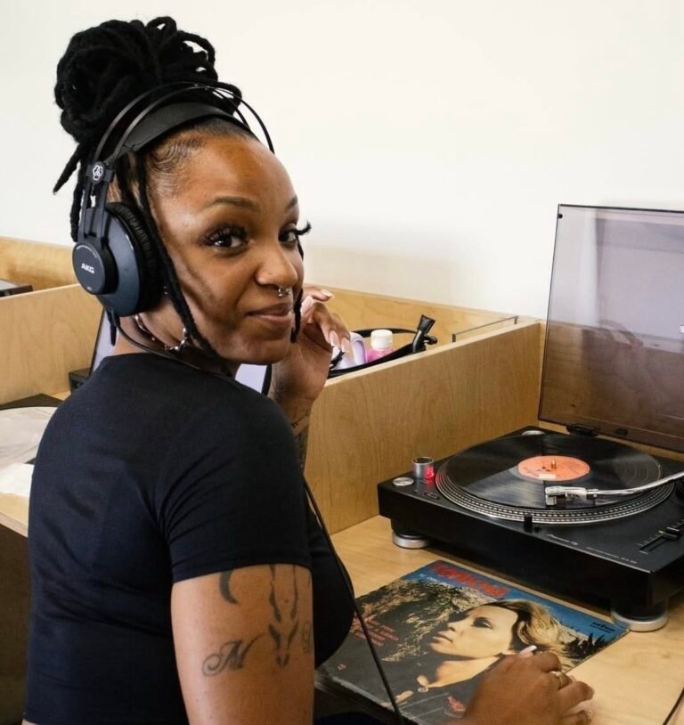 A artista Mynda Guevara, representante do rap e da força feminina na música lusófona.