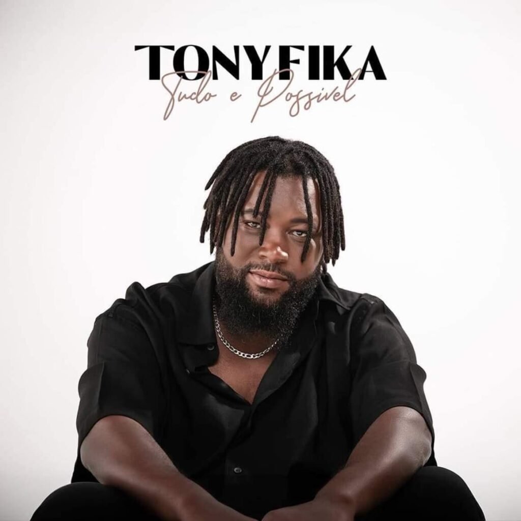 O artista Tony Fika em performance de Funaná ao vivo para o público.