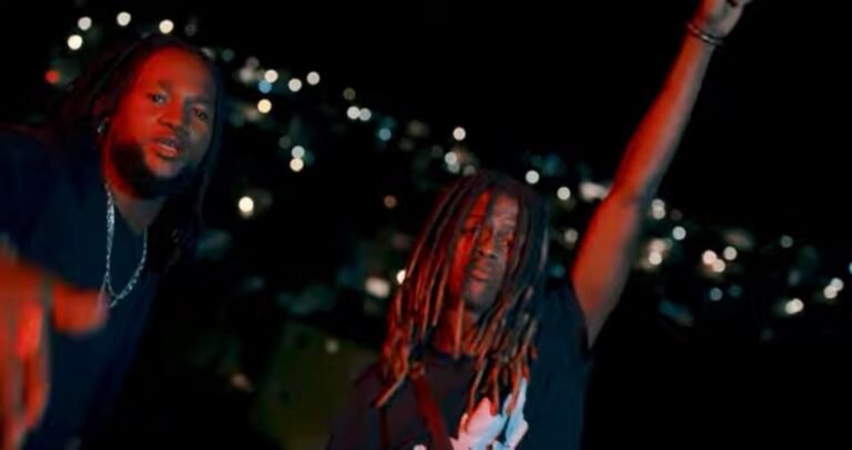 Cena quotidiana e vibrante da vida local e costumes nas ilhas cabo-verdianas.