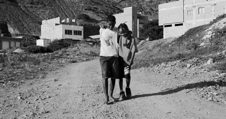 Paisagem paradisíaca da Ilha do Sal em Cabo Verde, com extensas praias de areia branca e águas cristalinas de cor azul turquesa.