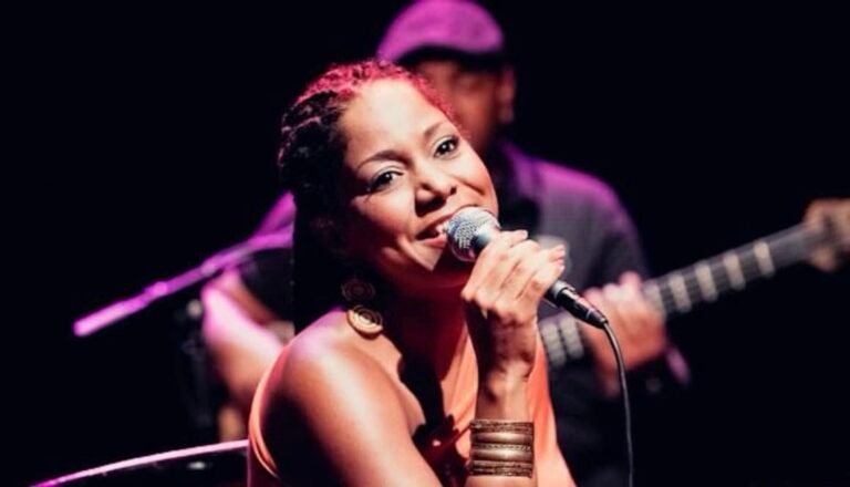 Retrato da cantora Nancy Vieira, uma das vozes mais prestigiadas da música de Cabo Verde.