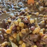 Prato tradicional de Cachupa, a iguaria mais emblemática da gastronomia de Cabo Verde.