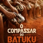Batucadeiras de Santiago sentadas a bater em panos tradicionais toka entre as pernas, com poeira a subir da terra vermelha.