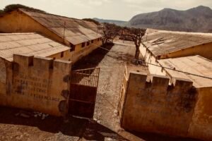 O forno humano do Tarrafal: A história da “Frigideira” que o regime tentou apagar
